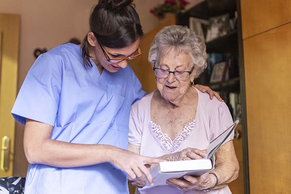 abuelita cuidada por un profesional de la salud gracias al programa de Medameris que cuidad de los tuyos