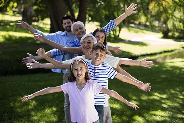 familia feliz cuidadndo su salud con Medameris